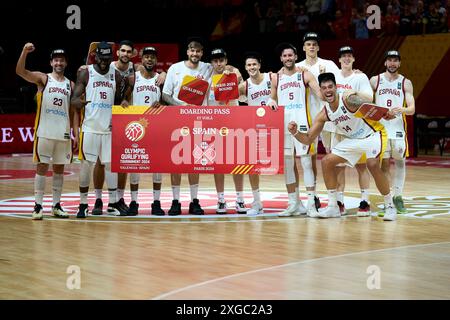 Valencia, Spanien. Juli 2024. Der Sieg der spanischen Mannschaftsfeier während des Spiels zwischen Spanien und den Bahamas beim FIBA Olympic Qualifying Tournament Spain 2024 am 3. Juli 2024 auf dem Stadtgericht Fuente de San Luis. Endergebnis: Spanien 86 vs. Bahamas 78 (Foto: German Vidal Ponce/SOPA Images/SIPA USA) Credit: SIPA USA/Alamy Live News Stockfoto