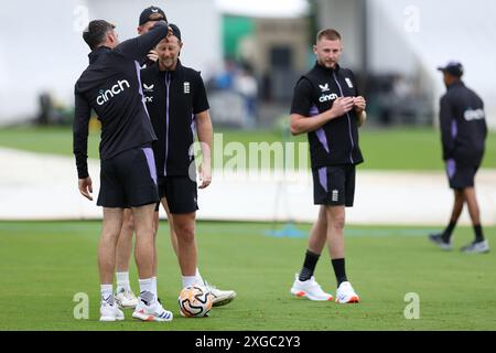 James Anderson (links) und Joe Root während einer Netzsitzung auf dem Lord's Cricket Ground in London. England tritt am Mittwoch im ersten Test gegen die Westindischen Inseln auf. Bilddatum: Montag, 8. Juli 2024. Stockfoto