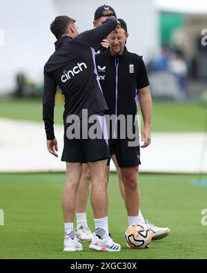 James Anderson (links) und Joe Root während einer Netzsitzung auf dem Lord's Cricket Ground in London. England tritt am Mittwoch im ersten Test gegen die Westindischen Inseln auf. Bilddatum: Montag, 8. Juli 2024. Stockfoto