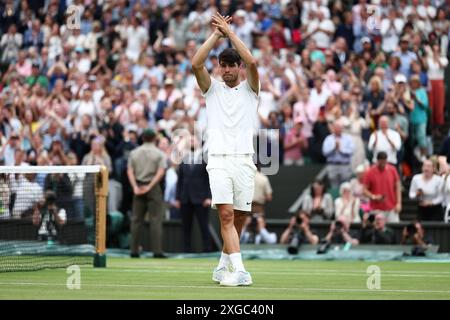 Juli 2024; All England Lawn Tennis and Croquet Club, London, England; Wimbledon Tennis Tournament, Tag 7; Carlos Alcaraz (ESP) feiert nach den Siegen des Spiels gegen Ugo Humbert (FRA) Stockfoto