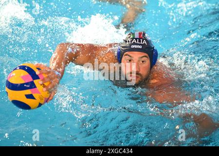 Nicholas Presciutti von Italien während des Sardinia Cup Wasserpolo-Matches zwischen Spanien (weiße Kappen) und Italien (blaue Kappen) der at piscina comunale in Alghero (Italien), 5. Juli 2024. Stockfoto