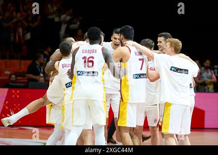 Valencia, Spanien. Juli 2024. Der Sieg der spanischen Mannschaftsfeier während des Spiels zwischen Spanien und den Bahamas beim FIBA Olympic Qualifying Tournament Spain 2024 am 3. Juli 2024 auf dem Stadtgericht Fuente de San Luis. Endergebnis: Spanien 86 vs. Bahamas 78 Credit: SOPA Images Limited/Alamy Live News Stockfoto