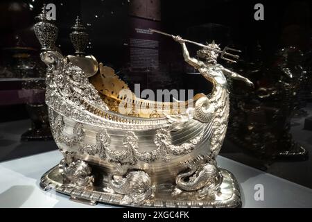 Ausstellung „Collecting Inspiration: Edward C. Moore at Tiffany & Co.“ im Metropolitan Museum of Art, New York City, USA 2024 Stockfoto