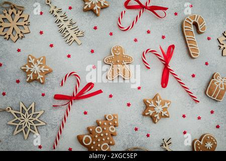 Weihnachtsdekoration, Konfetti und hausgemachte Ingwerkekse. Flache Lage, Draufsicht. Neujahr Stockfoto