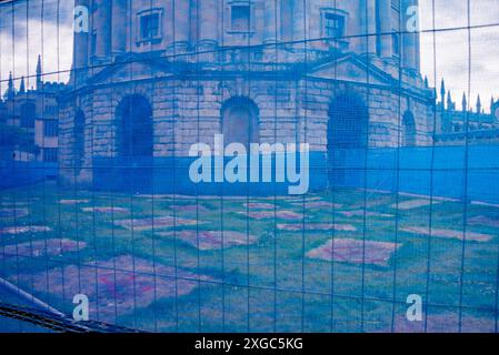 Oxford, 8. Juli 2024. Die Überreste des anti-israelischen Protestlagers um die Radcliffe Camera im Zentrum von Oxford wurden entfernt; das Land gehört der Universität Oxford und ist jetzt von temporären Zäunen umgeben. An der Stelle, an der jedes Zelt war, steht ein Brief, in dem die Botschaft "Palästina wird frei sein" geschrieben wird. Kredit: Martin Anderson Stockfoto