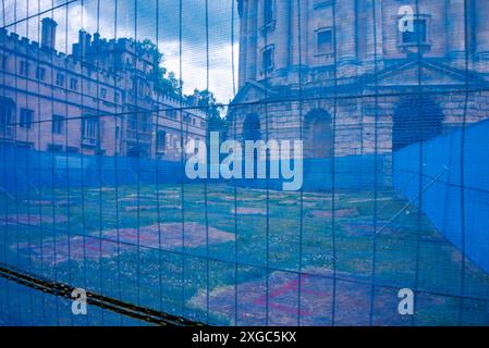 Oxford, 8. Juli 2024. Die Überreste des anti-israelischen Protestlagers um die Radcliffe Camera im Zentrum von Oxford wurden entfernt; das Land gehört der Universität Oxford und ist jetzt von temporären Zäunen umgeben. An der Stelle, an der jedes Zelt war, steht ein Brief, in dem die Botschaft "Palästina wird frei sein" geschrieben wird. Kredit: Martin Anderson Stockfoto