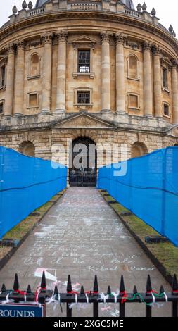 Oxford, 8. Juli 2024. Die Überreste des anti-israelischen Protestlagers um die Radcliffe Camera im Zentrum von Oxford wurden entfernt. Die Demonstranten hinterließen Nachrichten in Kreide auf dem Weg zur Tür der Radcliffe-Kamera und Wollstränge in palästinensischen Farben, die an jeden Stachel des Geländes gebunden waren. Das Land gehört der Oxford University und ist heute von temporären Zäunen umgeben. An der Stelle, an der jedes Zelt war, steht ein Brief, in dem die Botschaft "Palästina wird frei sein" geschrieben wird. Kredit: Martin Anderson Stockfoto