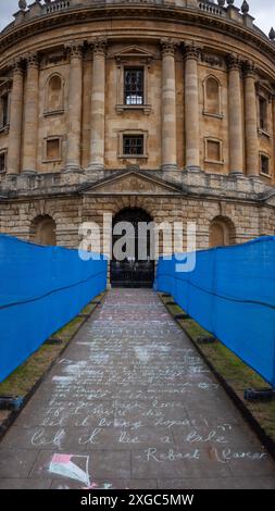 Oxford, 8. Juli 2024. Die Überreste des anti-israelischen Protestlagers um die Radcliffe Camera im Zentrum von Oxford wurden entfernt. Die Demonstranten hinterließen Nachrichten in Kreide auf dem Weg zur Tür der Radcliffe-Kamera. Das Land gehört der Oxford University und ist heute von temporären Zäunen umgeben. An der Stelle, an der jedes Zelt war, steht ein Brief, in dem die Botschaft "Palästina wird frei sein" geschrieben wird. Kredit: Martin Anderson Stockfoto