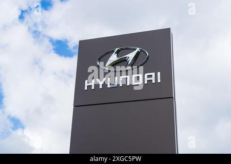 Telford, Großbritannien - 8. Juli 2024: Logo und Name des Motorunternehmens Hyundai außerhalb eines Ausstellungsraums eines Autohändlers Stockfoto
