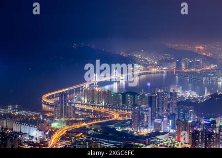 Busan Stadt und Wolkenkratzer im Haeundae Viertel, Gwangan Bridge, Wolkenkratzer und Busan Meer, Busan Südkorea. Stockfoto