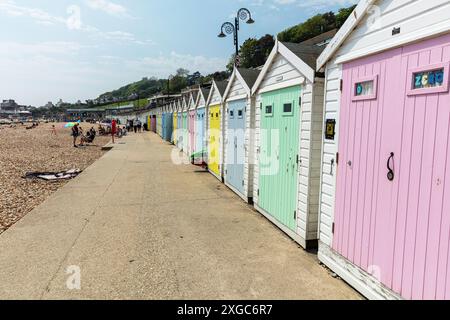 Lyme Regis Küste, Lyme Regis Strandhütten, Chalets, Dorset, Großbritannien, England, Dorset, Lyme Regis Promenade, Küste, Küste, Küste, Sommer, Strand, Stockfoto