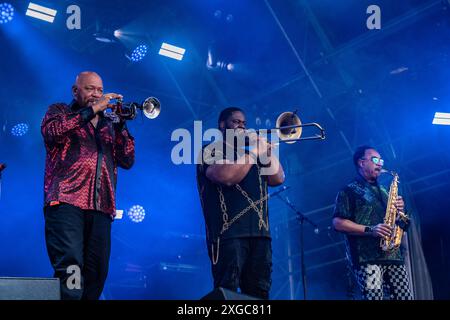 East Sussex, Großbritannien. Juli 2024. Kool and the Gang konnten während der Veranstaltung live auf der Bühne auftreten. Love Supreme Festival in Glynde Place Est Sussex. Auf der Hauptbühne des Love Supreme Jazz Festivals werden Live-Auftritte von Chaka Khan, Kool & The Gang, Joss Stone, Galliano und The Funk Soul Brothers aufgeführt, darunter Junior Giscombe, David Grant MBE und Errol Kennedy. Quelle: SOPA Images Limited/Alamy Live News Stockfoto