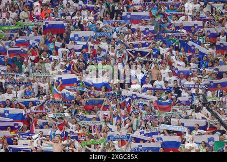 Frankfurt, Deutschland. Juli 2024. firo : 01.07.2024, Fußball: UEFA EURO 2024, EM, Europameisterschaft 2024, Achtelfinale 1/8, M41, Match 41, POR, Portugal - SLO, Slowenien Fans Slowenien Credit: dpa/Alamy Live News Stockfoto