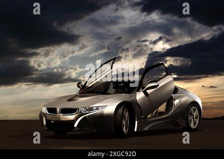 Ein goldfarbenes Elektroauto steht mit offenen Flügeltüren unter einem dynamischen Himmel bei Sonnenuntergang Stockfoto