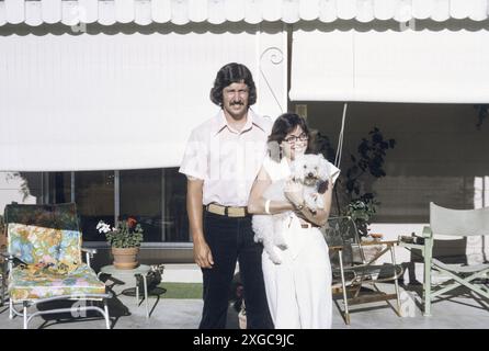 Junge Paare posieren mit ihrem Haustier Poodle, Santa Rosa, CA, 1976, USA Stockfoto