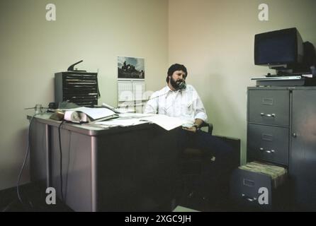 Der Schadensregulierer arbeitete in seinem dab, farbloses Büro, 1970er Jahre, Montana, USA Stockfoto