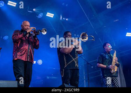 East Sussex, Großbritannien. Juli 2024. Kool and the Gang konnten während der Veranstaltung live auf der Bühne auftreten. Love Supreme Festival in Glynde Place Est Sussex. Auf der Hauptbühne des Love Supreme Jazz Festivals werden Live-Auftritte von Chaka Khan, Kool & The Gang, Joss Stone, Galliano und The Funk Soul Brothers aufgeführt, darunter Junior Giscombe, David Grant MBE und Errol Kennedy. (Foto: Bonnie Britain/SOPA Images/SIPA USA) Credit: SIPA USA/Alamy Live News Stockfoto