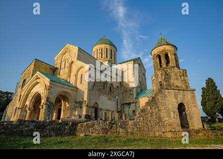 Kutaisi, Georgien - 8. Juli 2024: Die Kathedrale von Bagrati ist eine Kathedrale aus dem 11. Jahrhundert der georgisch-orthodoxen Kirche in Kutaisi, Georgien. Stockfoto