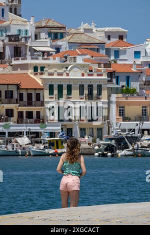 Skopelos, Griechenland - 27. juni 2024 der Tourist bewundert die Architektur der Hafenstadt Skopelos in Griechenland Stockfoto