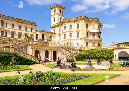 Isle of Wight Osborne House Isle of Wight East Cowes Isle of Wight England Großbritannien GB Europa - Besucher in Osborne House Gärten mit Brunnen Stockfoto