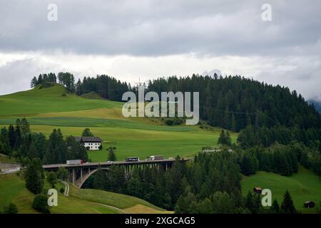 Österreich - 1. Juli 2024: Verkehr auf der Brennerautobahn zwischen Österreich und Italien. Blick auf eine Brücke mit österreichischer Landschaft *** Verkehr auf der Brennerautobahn zwischen Österreich und Italien. Aufnahme einer Brücke mit österreichischer Landschaft Stockfoto