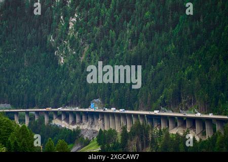 Österreich - 1. Juli 2024: Verkehr auf der Brennerautobahn zwischen Österreich und Italien. Blick auf eine Brücke mit österreichischer Landschaft *** Verkehr auf der Brennerautobahn zwischen Österreich und Italien. Aufnahme einer Brücke mit österreichischer Landschaft Stockfoto