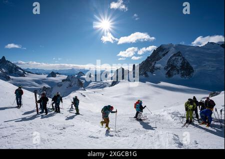 Frankreich, Haute Savoie, Mont Blanc Massif, Chamonix, Aiguille du Midi, Abfahrt des Vallée Blanche im Off-Piste-Skifahren, Skifahrer setzen ihre Ski am Fuße des Berges Stockfoto