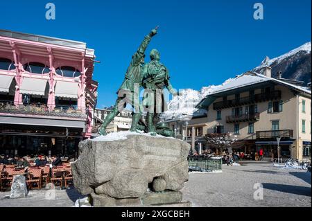 Frankreich, Haute Savoie, Mont Blanc Massiv, Chamonix, Place Balmat die Statue, die Horace Bénédict de Saussure und Jacques Balmat zur Erinnerung an die Erstbesteigung des Mont Blanc und die Fassade des kürzlich restaurierten Cafés La Terrasse darstellt Stockfoto