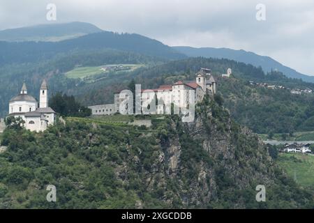 Benediktinerkloster Kloster Säben/Monastero di Sabiona (Kloster Säben) aus dem XVII, ehemaliger Bischofssitz vom V. Bis X. Jahrhundert und mittelalterliches Schloss Säben (B Stockfoto