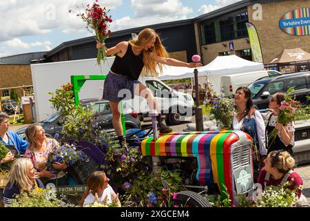 Harrogate, Großbritannien, 8. Juli 2024. 15 Blumenbauern aus allen Ecken von Yorkshire und dem Nordosten haben sich zusammengefunden, um lokal angebaute britische Blumen zu feiern. Vor der Eröffnung der ausverkauften Great Yoskhire Show 2024, die vom 9. Bis 12. Juli auf dem Yorkshire Showground in Harrogate, England, stattfindet, wird eine Blumenausstellung mit einem Vintage-Traktor abgeschlossen. Quelle: Thomas Holmes/Alamy Live News Stockfoto