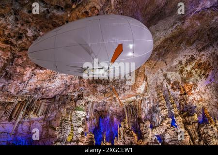 Frankreich, Gard, Mejannes-le-Clap, grotte de La Salamandre (Salamander-Höhle), Entdeckung der Höhle in Aéroplume®, einem individuellen, mit Helium aufgeblasenen, beweglichen Ballon, der es Ihnen ermöglicht, durch Flügelschlag wegzufliegen Stockfoto