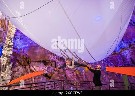 Frankreich, Gard, Mejannes-le-Clap, grotte de La Salamandre (Salamander-Höhle), Entdeckung der Höhle in Aéroplume®, einem individuellen, mit Helium aufgeblasenen, beweglichen Ballon, der es Ihnen ermöglicht, durch Flügelschlag wegzufliegen Stockfoto