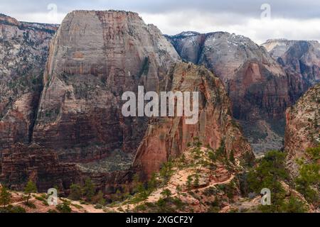 Ein atemberaubender Blick auf Angels Landing und Canyon im Zion National Park, Utah, mit atemberaubenden Sandsteinklippen und üppigem Grün. Stockfoto