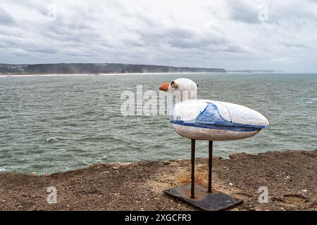 Große Wellen in der Nähe des Leuchtturms in Praia do Norte, Nazare in Portugal Stockfoto