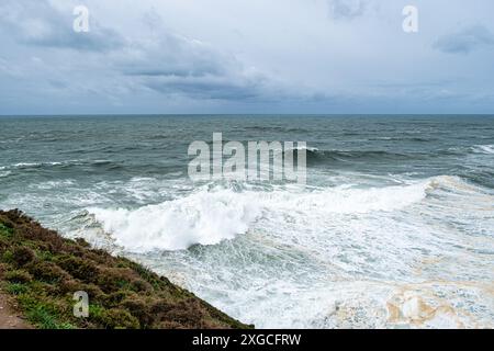 Große Wellen in der Nähe des Leuchtturms in Praia do Norte, Nazare in Portugal Stockfoto