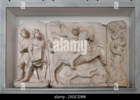 Istanbul, Türkei - 10. Dezember 2023: Archäologiemuseum in Istanbul, Marmorrelief mit Darstellung der Jagdszene mit einem thrakischen Reiter, Anfang 1 Stockfoto