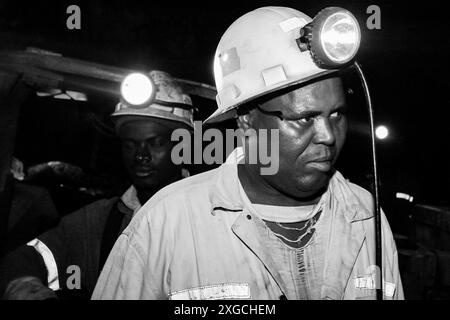 Ein graues Porträt eines Arbeiters in Underground Platinum Palladium Mining and Machinery bei Nacht Stockfoto