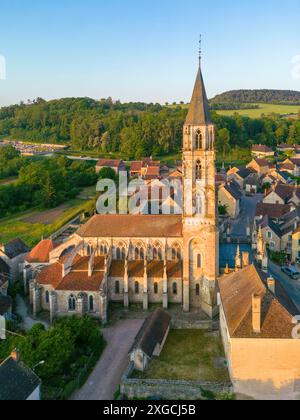 Frankreich, Yonne, regionaler Naturpark Morvan, Saint Pere, Dorf und gotische Kirche Notre Dame aus dem 13. Bis 15. Jahrhundert (aus der Vogelperspektive) Stockfoto