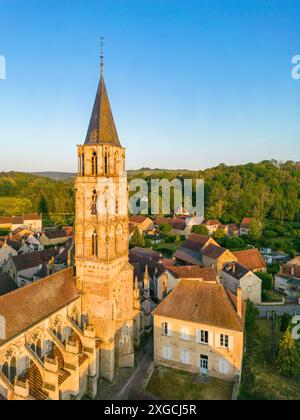 Frankreich, Yonne, regionaler Naturpark Morvan, Saint Pere, Dorf und gotische Kirche Notre Dame aus dem 13. Bis 15. Jahrhundert (aus der Vogelperspektive) Stockfoto