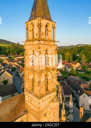 Frankreich, Yonne, regionaler Naturpark Morvan, Saint Pere, Dorf und gotische Kirche Notre Dame aus dem 13. Bis 15. Jahrhundert (aus der Vogelperspektive) Stockfoto