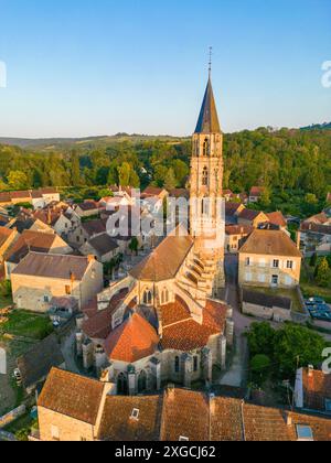 Frankreich, Yonne, regionaler Naturpark Morvan, Saint Pere, Dorf und gotische Kirche Notre Dame aus dem 13. Bis 15. Jahrhundert (aus der Vogelperspektive) Stockfoto