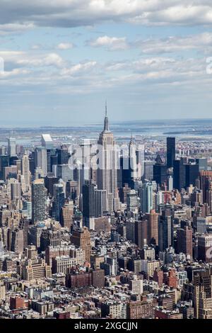 Senkrechter Blick aus der Luft auf das Empire State Building und die Wolkenkratzer von Midtown Manhattan in Richtung Upper New York Bay, New York City, USA Stockfoto