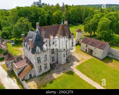 Frankreich, Yonne, Arcy sur Cure, Schloss Chastenay (Luftaufnahme) Stockfoto