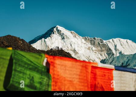 Aussichtspunkt Gokyo Ri bei Sonnenaufgang mit dem verschneiten Gipfel des Cho Oyu Mount und dem Mount everest Mountain Range – mit 8.188 Metern der sechsthöchste Berg der Welt Stockfoto