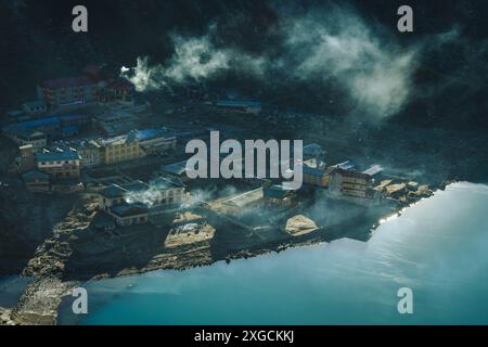Blick auf das Dorf Gokyo (4.700 m) ein wunderschönes und malerisches Dorf in der Region Solu-Khumbu in Nepal vom Berg Gokyo Ri aus gesehen. Stockfoto