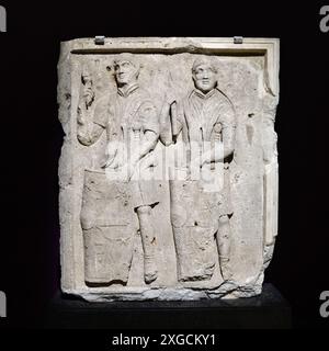 Istanbul, Türkei - 10. Dezember 2023: Archäologiemuseum in Istanbul, Marmorrelief mit einem Soldaten von 98 bis 117 n. Chr Stockfoto