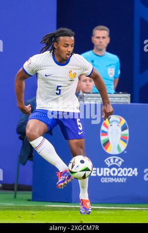 Jules Kounde aus Frankreich während eines Viertelfinalspiels zwischen Portugal und Frankreich beim Fußball-Turnier der Euro 2024 in Hamburg am Freitag, den 6. Juli 2024. Sport - Fußball . (Foto: Fabio Ferrari/LaPresse) Stockfoto