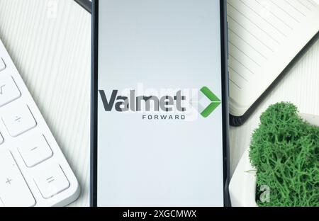 New York, USA – 21. Juni 2024: Valmet Logo auf dem Telefonbildschirm, Firmensymbol. Stockfoto