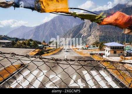 Lukla, Nepal - 14. november 2023: Das Flugzeug auf der Landebahn landet am Lukla Inlandflughafen an. Flughafen. Stadt Lukla. Khumbu Pasanglhamu, Solukhumb Stockfoto
