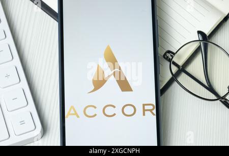 New York, USA – 21. Juni 2024: Accor Logo auf dem Telefonbildschirm, Firmensymbol. Stockfoto